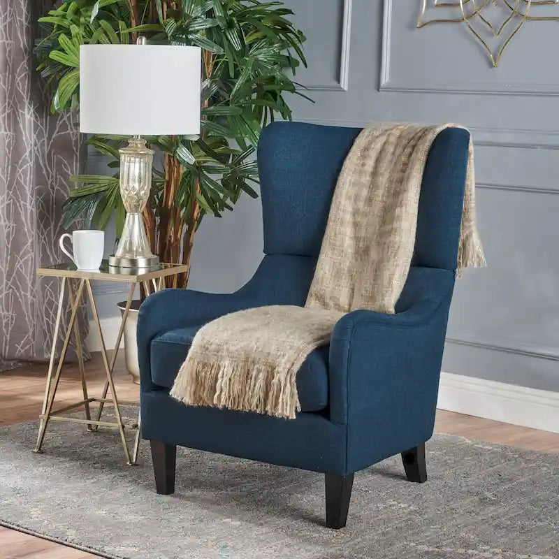 Sillón decorativo de respaldo alto con diseño de orejero y patas de madera de abedul