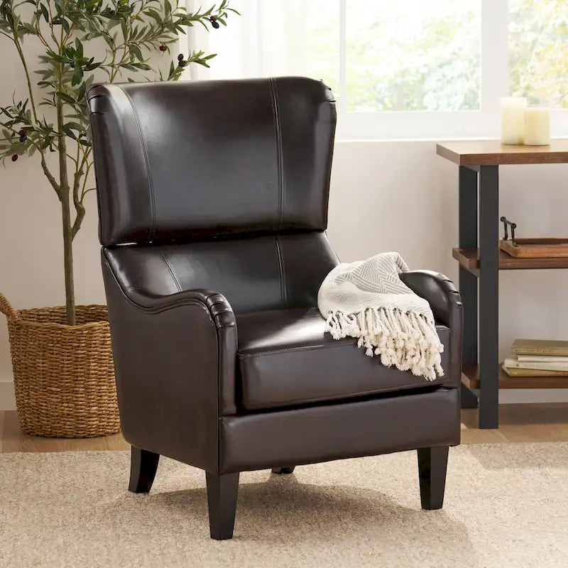 Sillón decorativo de respaldo alto con diseño de orejero y patas de madera de abedul