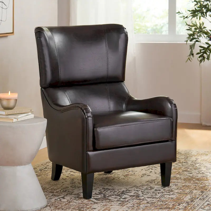 Sillón decorativo de respaldo alto con diseño de orejero y patas de madera de abedul