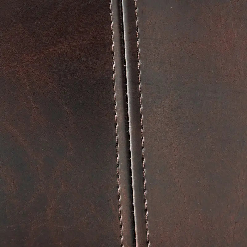 Sillón decorativo de respaldo alto con diseño de orejero y patas de madera de abedul