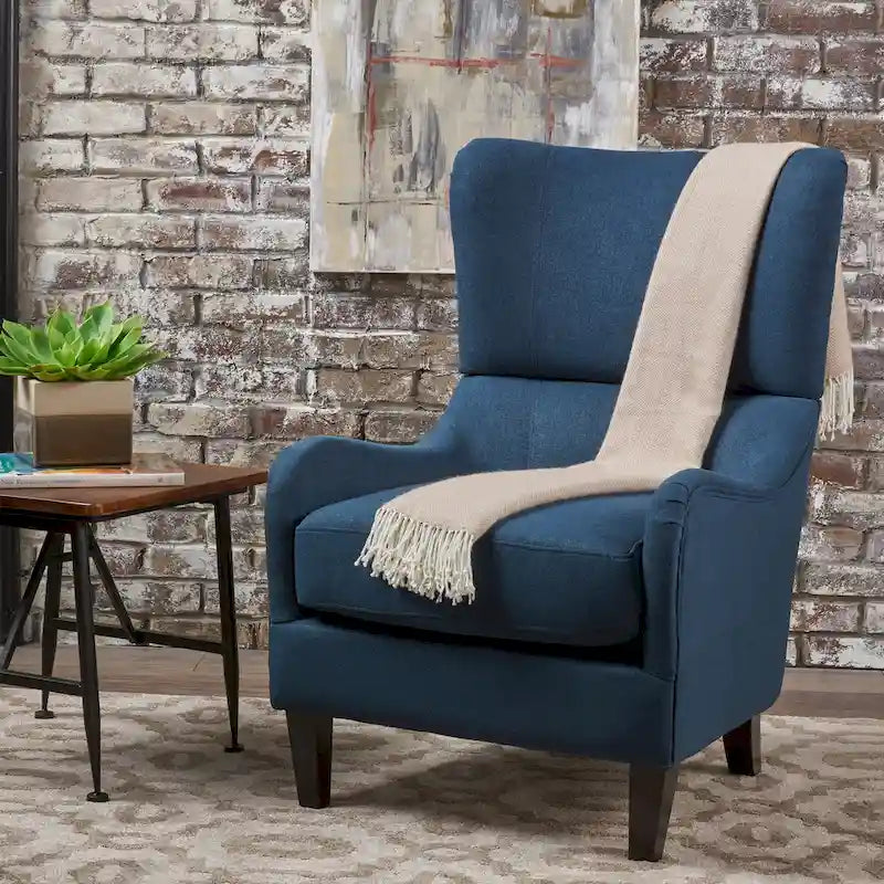 Sillón decorativo de respaldo alto con diseño de orejero y patas de madera de abedul
