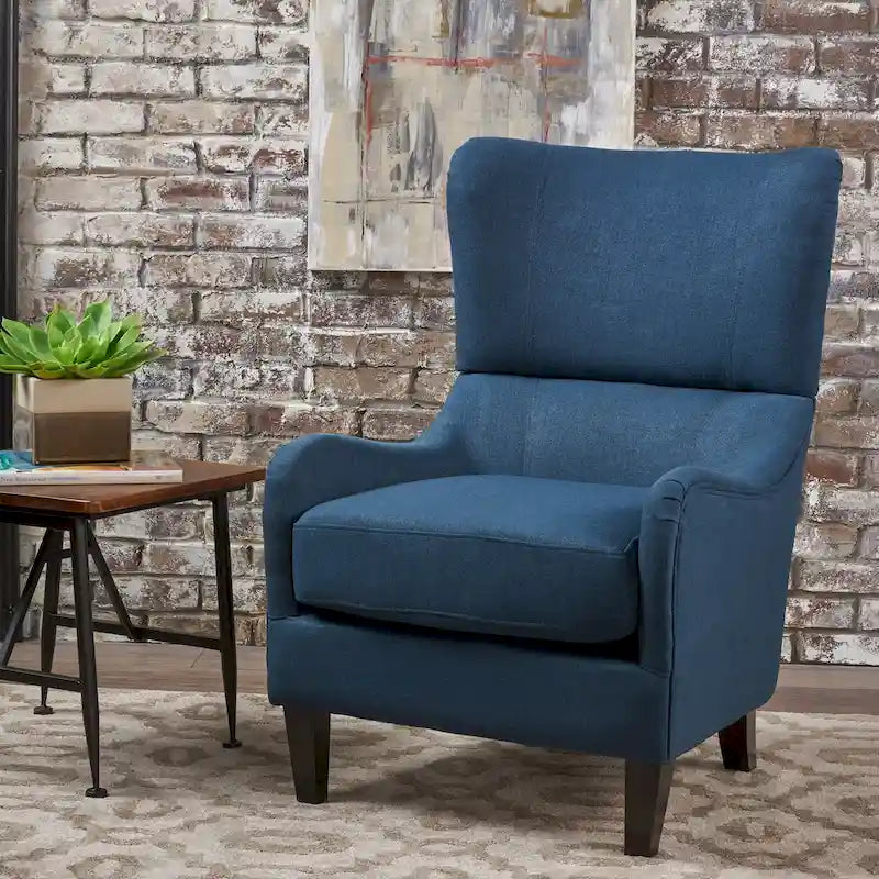 Sillón decorativo de respaldo alto con diseño de orejero y patas de madera de abedul