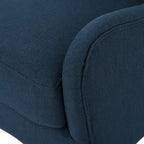 Sillón decorativo de respaldo alto con diseño de orejero y patas de madera de abedul