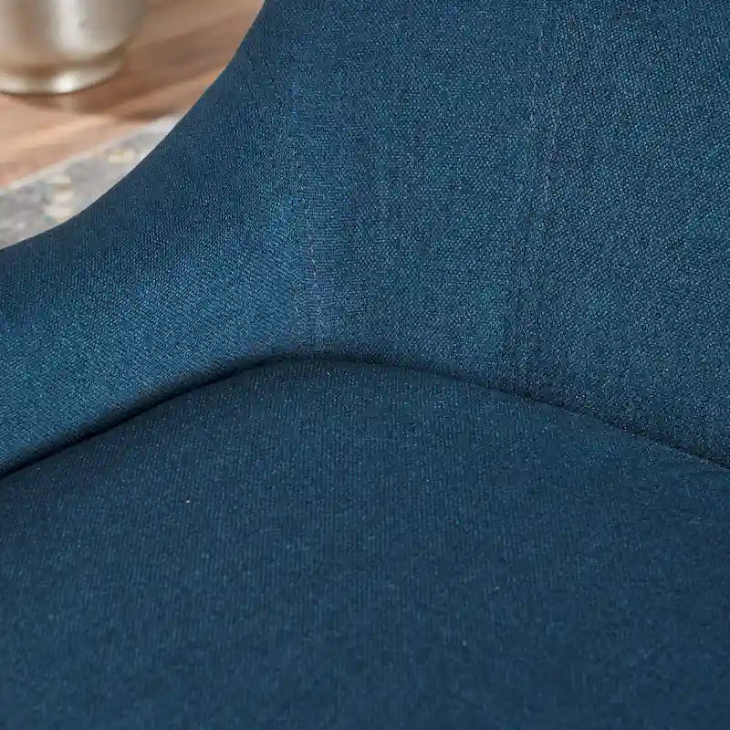 Sillón decorativo de respaldo alto con diseño de orejero y patas de madera de abedul
