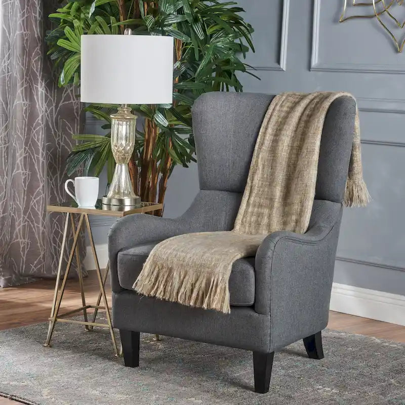 Sillón decorativo de respaldo alto con diseño de orejero y patas de madera de abedul