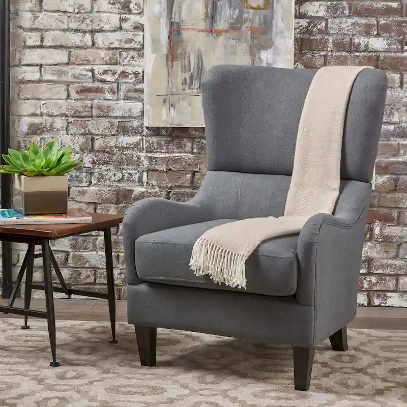 Sillón decorativo de respaldo alto con diseño de orejero y patas de madera de abedul