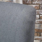 Sillón decorativo de respaldo alto con diseño de orejero y patas de madera de abedul