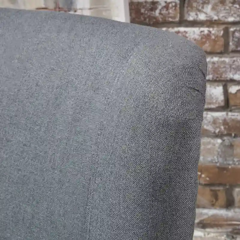 Sillón decorativo de respaldo alto con diseño de orejero y patas de madera de abedul