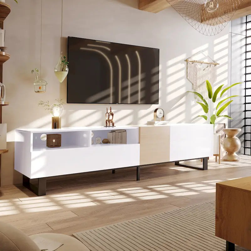 Mueble de TV de 70.9" con almacenamiento, puertas abatibles y estante ajustable para televisores de hasta 80"