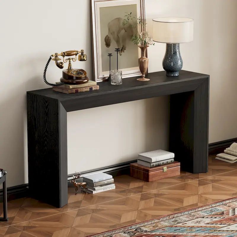 Elegante mesa consola con diseño inspirado en una chimenea y cubierta con chapa de madera