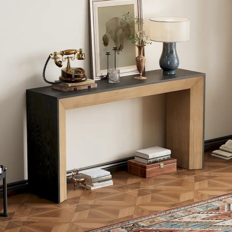 Elegante mesa consola con diseño inspirado en una chimenea y cubierta con chapa de madera