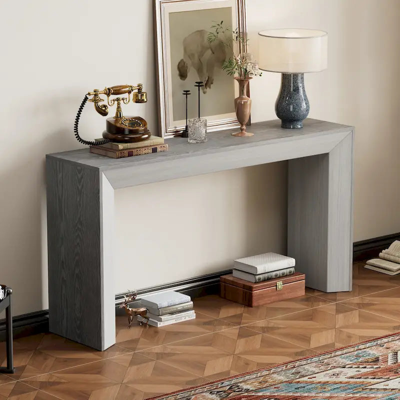 Elegante mesa consola con diseño inspirado en una chimenea y cubierta con chapa de madera