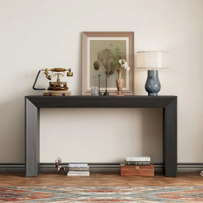 Elegante mesa consola con diseño inspirado en una chimenea y cubierta con chapa de madera