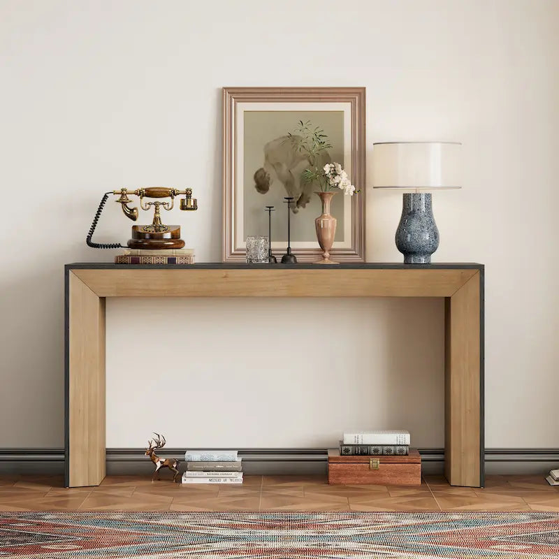 Elegante mesa consola con diseño inspirado en una chimenea y cubierta con chapa de madera