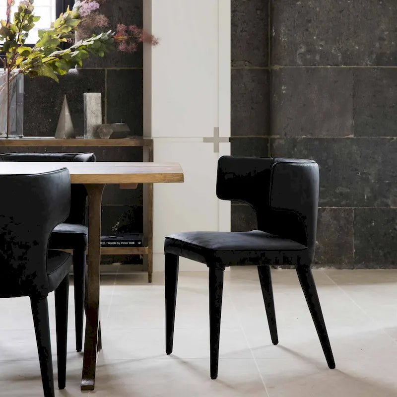 Silla de comedor moderna de cuero con respaldo alto y alas extendidas