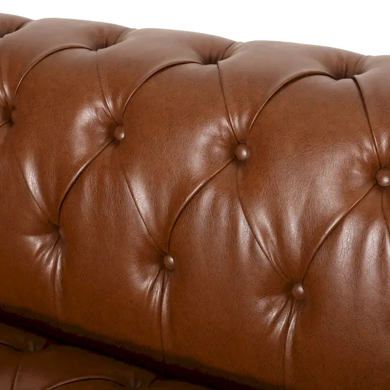 Sofá de tres plazas con botones capitoné de piel sintética y patas de madera