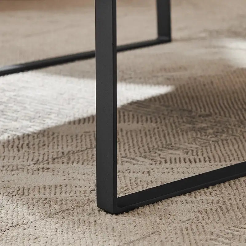 Sillón tapizado en piel sintética moderna con estructura de acero