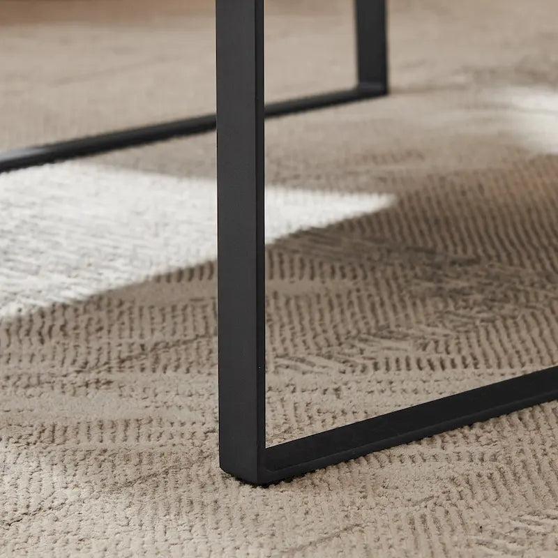 Sillón tapizado en piel sintética moderna con estructura de acero