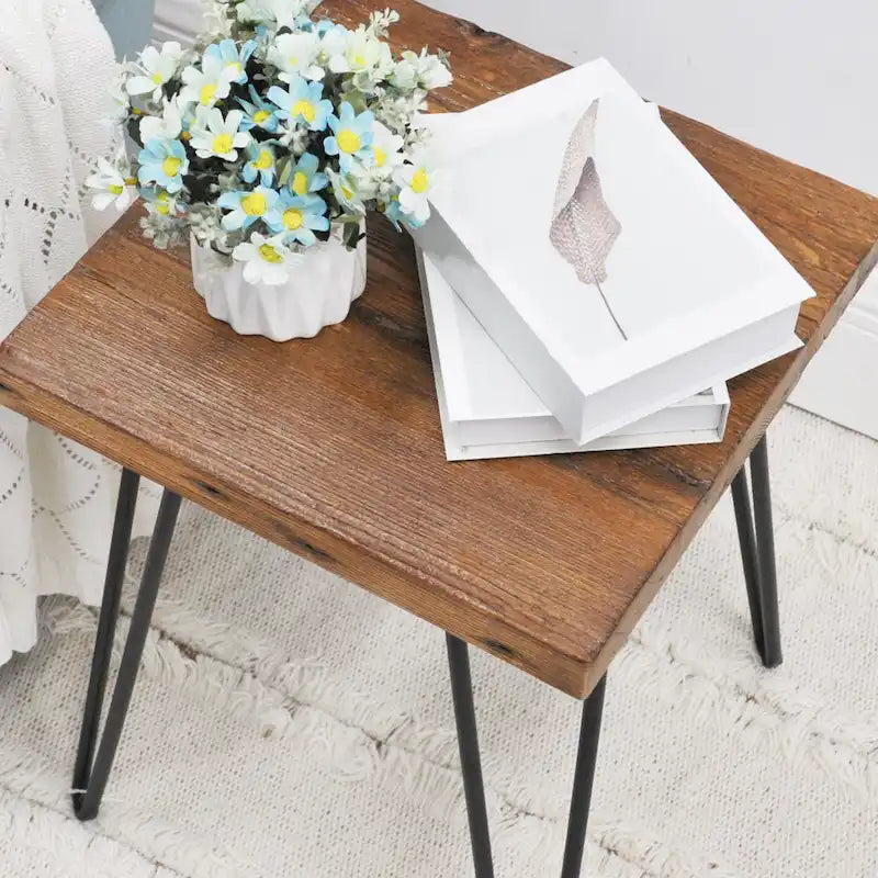 Mesa auxiliar de madera con patas de horquilla de hierro