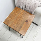 Mesa auxiliar de madera con patas de horquilla de hierro
