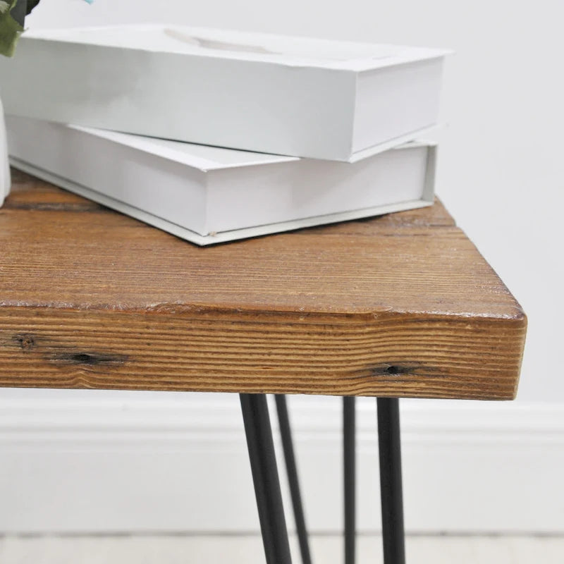 Mesa auxiliar de madera con patas de horquilla de hierro