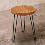 Mesa auxiliar de madera con patas de horquilla de hierro
