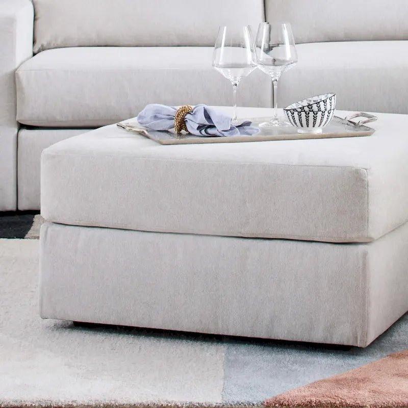 Stoffhocker in hellem Beige