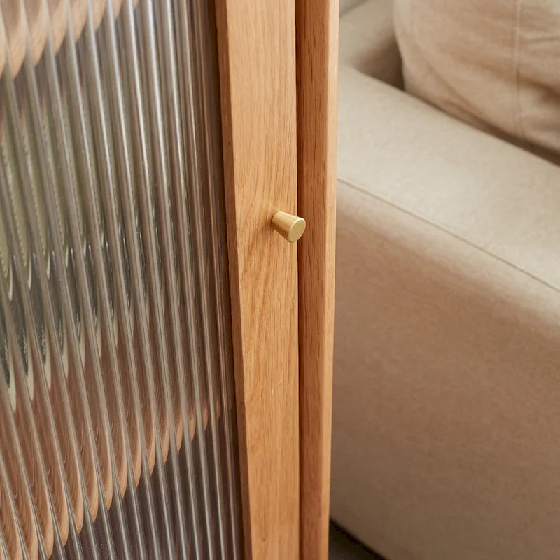 Armario de almacenamiento de madera maciza con estantes y cajón