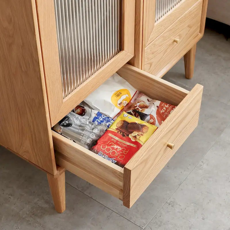 Armario de almacenamiento de madera maciza con estantes y cajón