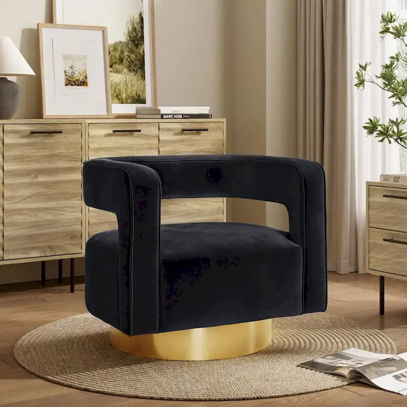 Sillón club tapizado en terciopelo negro, con respaldo abierto y base dorada