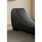 Chaise longue de yoga con tapizado de piel sintética y estructura curva
